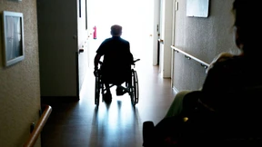 Wenn Altenpfleger in Mülltüten arbeiten müssen