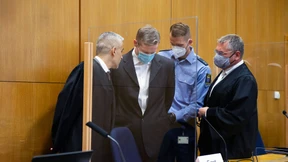 Prozess, Spekulation, Denkmäler