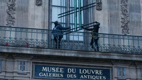 Louvre sichert Einbruchsfenster mit Gittern