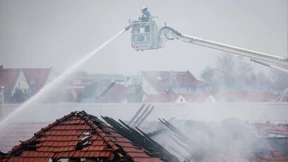 Bosch-Halle steht in Flammen