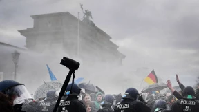 Berliner Polizei löst Corona-Demo auf