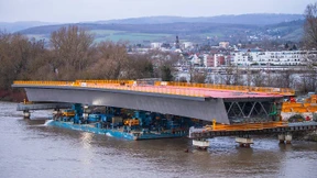 Riesiges Bauteil unterwegs zur Schiersteiner Brücke