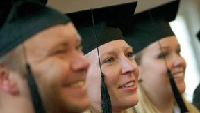 Wer studiert, bekommt 74 Prozent mehr Geld