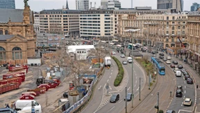Weniger Platz für Autos vor dem Frankfurter Hauptbahnhof