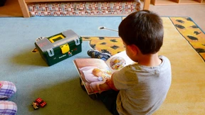 Dem Elend auf getrennten Wegen entkommen