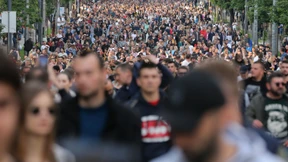 Serben demonstrieren gegen Waffengewalt