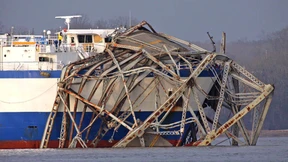 Frachtschiff mit Raketenteilen reißt Loch in Brücke