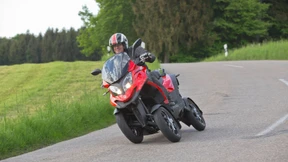 Ein Roller mit vier Rädern