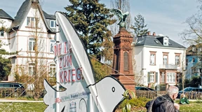 Eine Friedenstaube vor dem Kriegerdenkmal