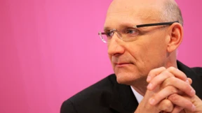 Höttges gibt zum Start ehrgeizige Ziele aus