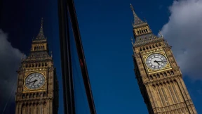 London steht mit dem Rücken zur Wand