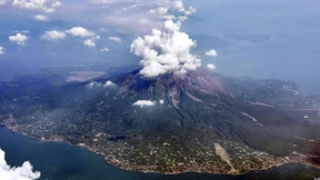 Vulkan bricht nahe japanischer Großstadt aus