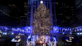 Weihnachtsbaum vor dem Rockefeller Center leuchtet wieder