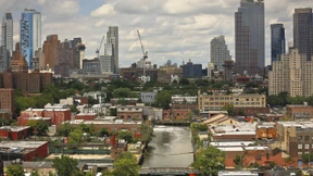 Baby stürzt acht Stockwerke tief in Aufzugschacht