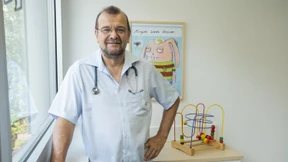 Der Kinderarzt berät am Bildschirm