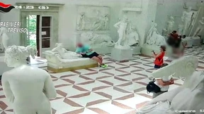 Tourist bricht Frau Bonaparte ihre Zehen ab