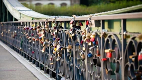 Frau hielt Liebesschloss für Bombe: Main gesperrt