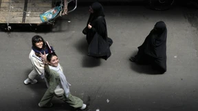 Wer kein Kopftuch trägt, soll verpfiffen werden