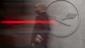 Lufthansa will 4000 Stellen streichen und hebt Mittelfristziele an