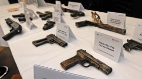 Geld, Unterschlupf, Waffen