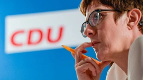 Kramp-Karrenbauer erwägt Pflichtdienst für Flüchtlinge