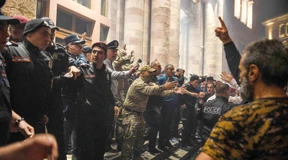 Karabach-Armenier stimmen ihrer Entwaffnung zu