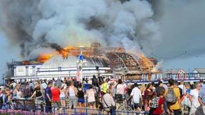 144 Jahre alte Seebrücke steht in Flammen