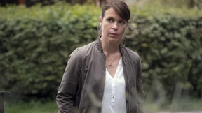 Eine Kommissarin sieht rot