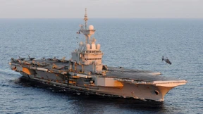 Französische Kampfjets fliegen Angriffe von Flugzeugträger aus