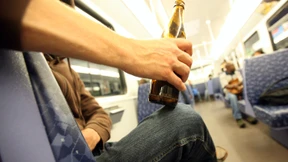 Innenminister besteht auf Alkoholverbot in S-Bahnen