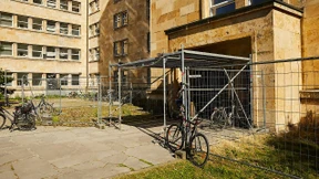 Denkmal hinter Gittern