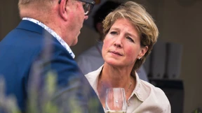 Gefesselte Hände und zugeklebte Münder