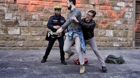 Bürgermeister von Florenz stoppt Klimaaktivisten mit vollem Körpereinsatz