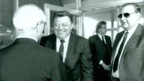 Rettungsschirm für einen Feind