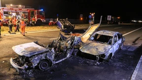 Zwei Menschen im Auto verbrannt