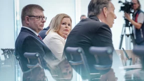 Unter der modernen Pickelhaube