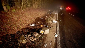 Auto fährt in Gruppe von Bundeswehr-Soldaten