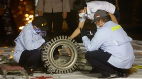 Ein Feuerblitz, ein Grollen und eine große Welle