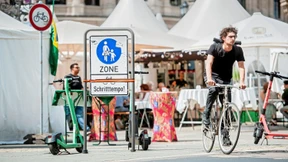 Radfahrverbot auf dem Opernplatz irritiert nicht nur Radler