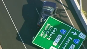 Verkehrsschild kracht auf Auto