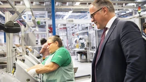 Notenbanker in der Fabrik