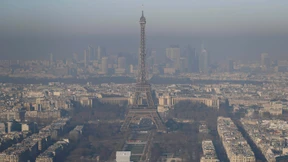 Eine gräuliche Dunstglocke umhüllt den Eiffelturm 