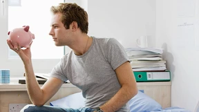 Tausende Studenten stehen vor einem Schuldenberg