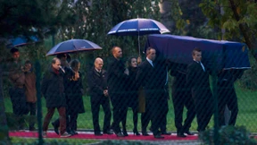 Leichen getöteter Reporter in Paris angekommen