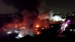 Gewaltiger Brand einer Lagerhalle in Chile