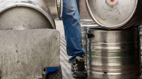 Hunderte leere Bierfässer gestohlen
