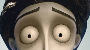 Er spielt einfach zu gerne noch mit Puppen