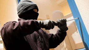 Einbrecher sperren Kinder und Frauen in Keller
