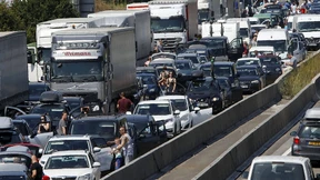 Fahrer wenden auf Autobahn und fahren zurück
