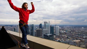 Im Schneidersitz über der Skyline